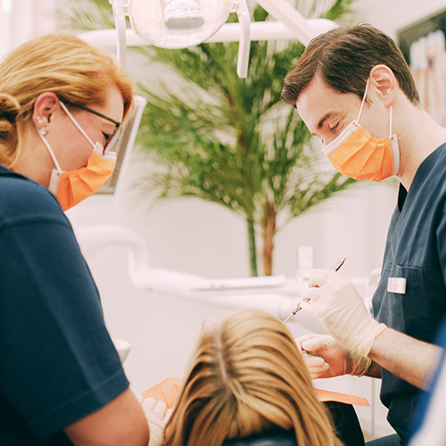 Parodontosebehandlung beim Zahnarzt in Berlin-Spandau.