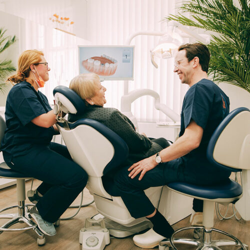 Patientin freut sich über ehrliche Beratung beim Zahnarzt in Berlin-Spandau.