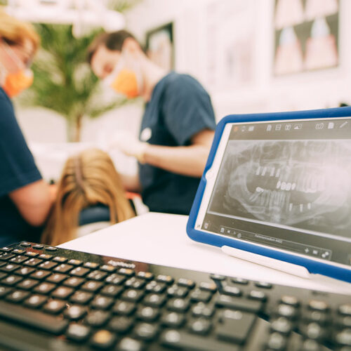 Tablet mit Röntgenaufnahmen beim Zahnarzt Dr. Kurth & Partner in Berlin-Spandau.