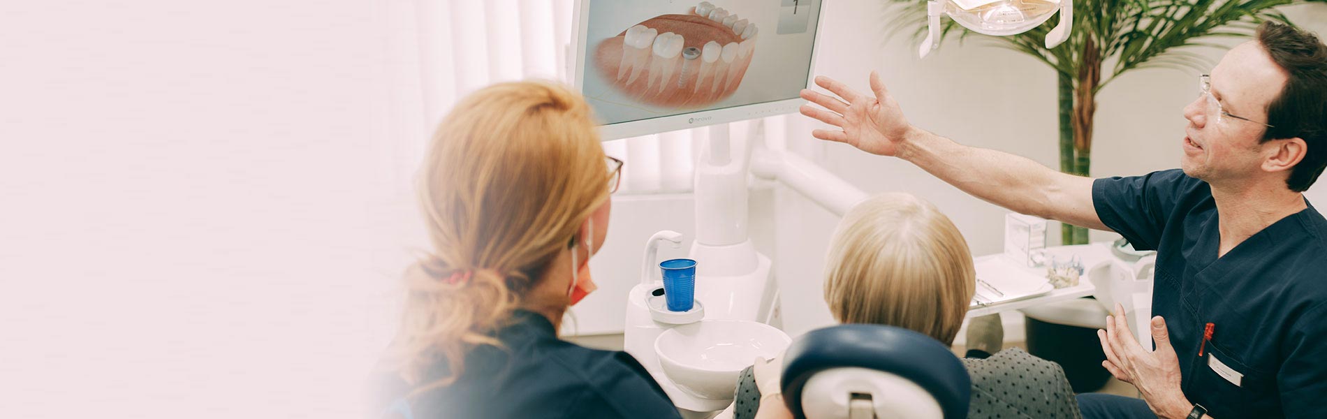 Dr. Sven Kurth, Implantologe aus Falkensee, zeigt die Möglichkeiten mit Zahnimplantaten.