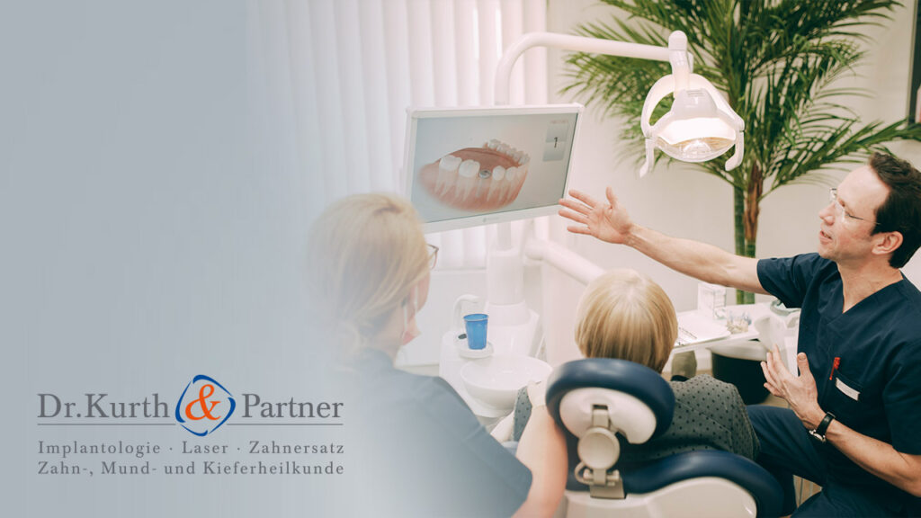 Das Team der Zahnarztpraxis Dr. Kurth & Partner in Spandau informiert Patienten.