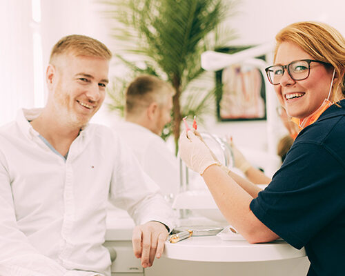 Professionelle Zahnreinigung (PZR) in Coronazeiten, Mitarbeiterin erklärt die Vorgehensweise.
