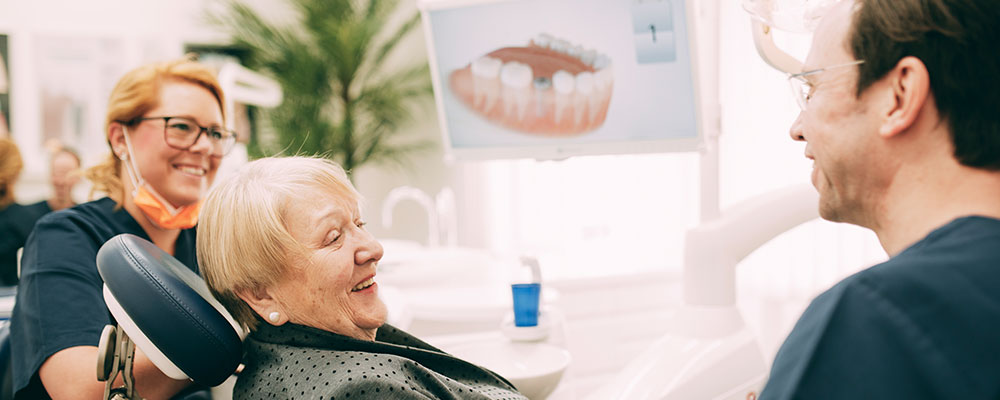 Zahnimplantate im Alter – Implantate für Senioren für mehr Lebensfreude und Genuss